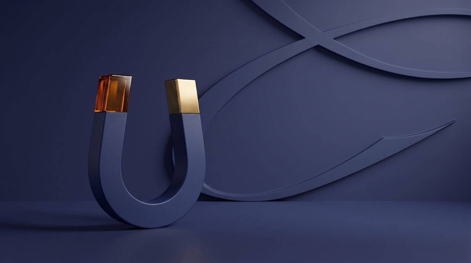 Skulpturaler Magnet in Navy und Amber vor dezenter Monogrammwand