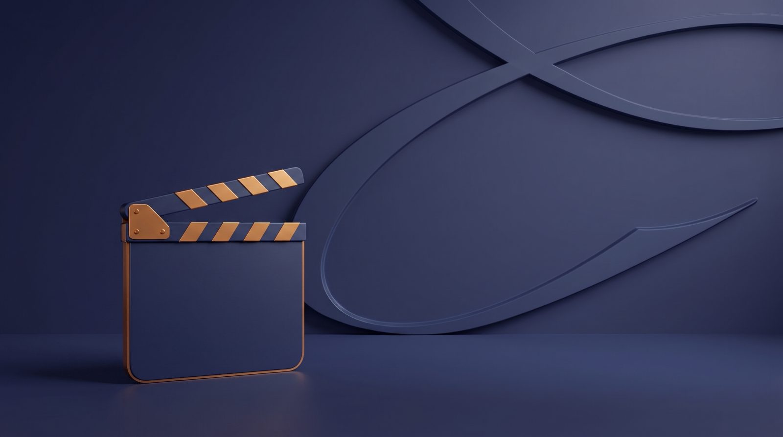 Skulpturale Filmklappe in Navy und Amber vor dezenter Monogrammwand